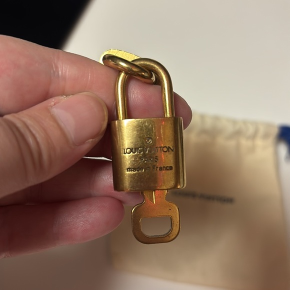 SET OF 2 AUTHENTIC LOUIS VUITTON GOLD TONED LOCK & KEY - Picture 4 of 6